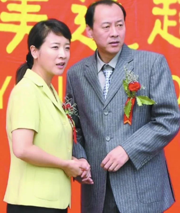 演员侯天来:娶圈外妻子,钱也归她管,两个女儿也幸福_妈妈_工作_朋友