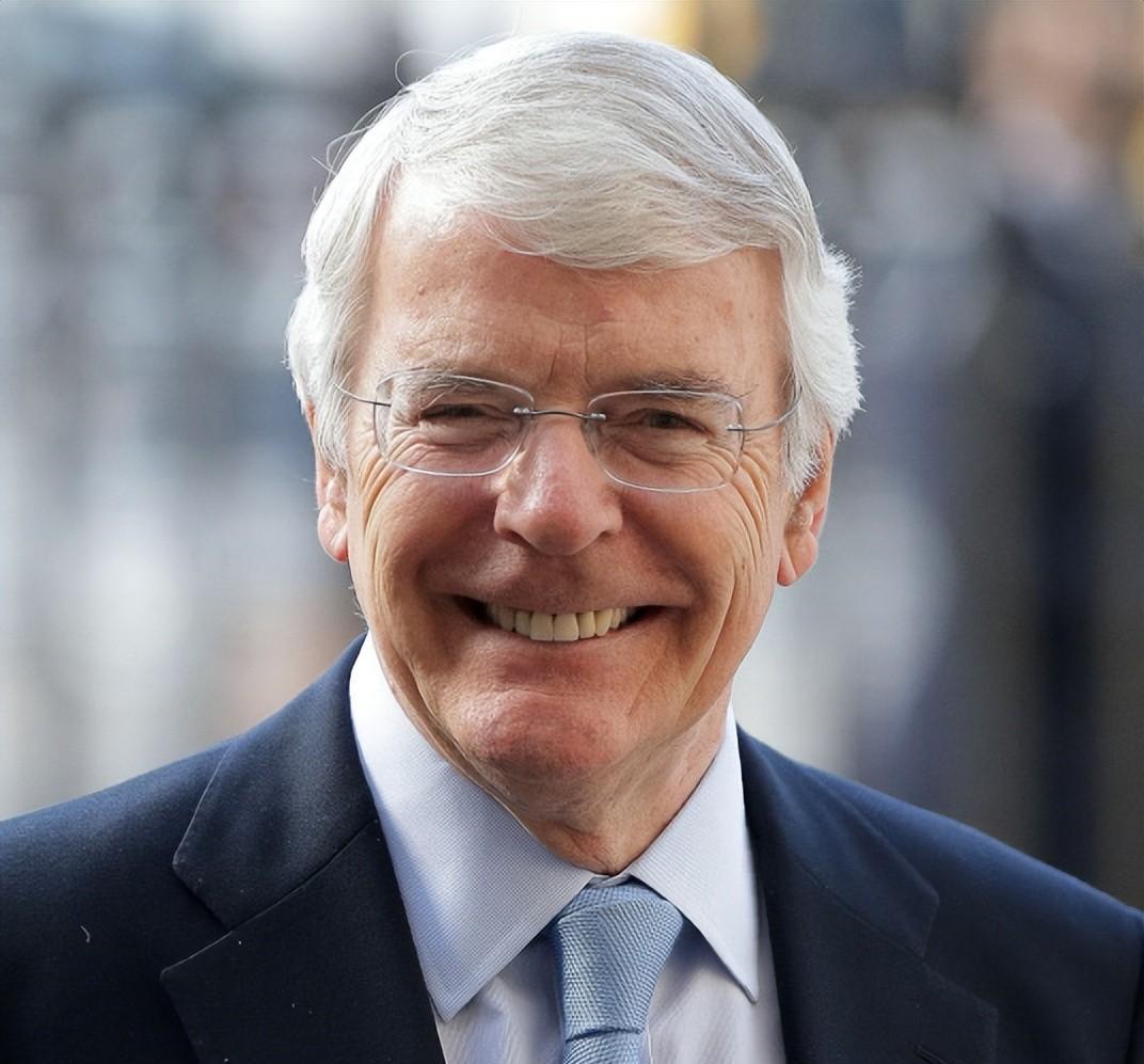 哈罗德·威尔逊,约翰·梅杰(左三),爱德华·希思和詹姆斯·卡拉汉