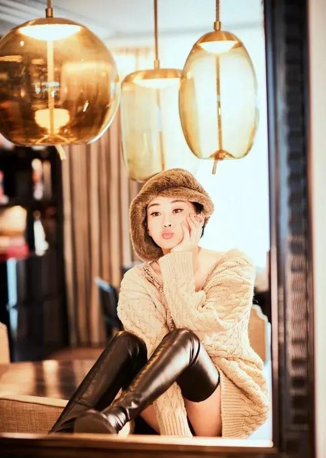 许晴在自家豪宅拍照,下衣失踪就不穿了,学20岁少女卖萌却笑场了_照片