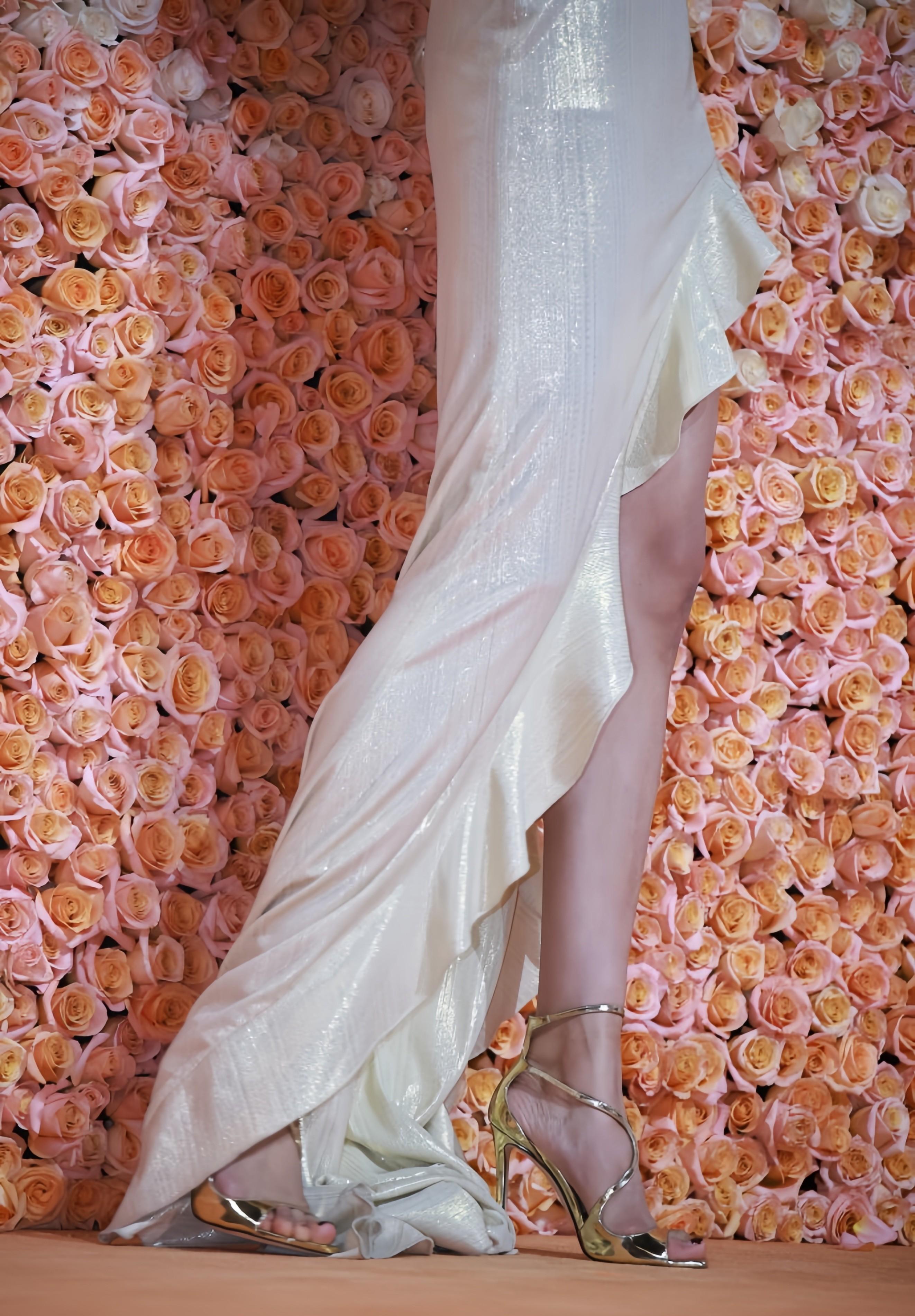 王紫璇-米色吊带裙-金色绑带高跟侧开衩美腿照片分享_时尚_的设计