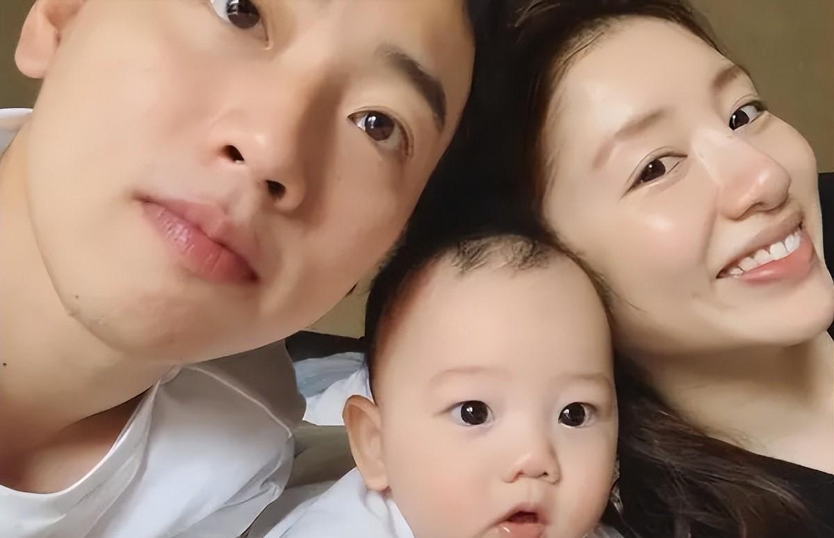 体操女神嫁1米58老公,31岁美出天际太养眼,母乳存满冰箱太烦恼_周捷