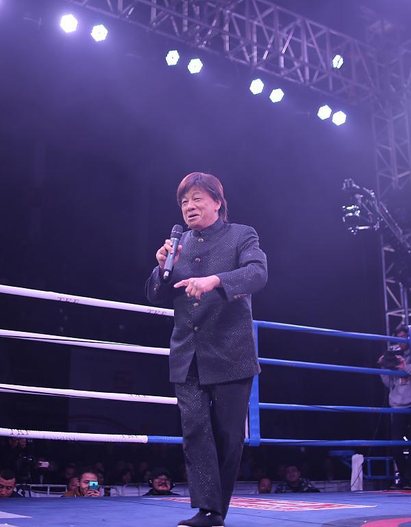 成龙被梁小龙打断鼻骨,苦练5年,现在成龙能赢吗?_巨星_国际_网友