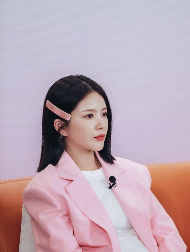 杜淳孕妻收粉丝卡片,被夸真人比电视好看后自拍秀颜值,心情爆好_王灿