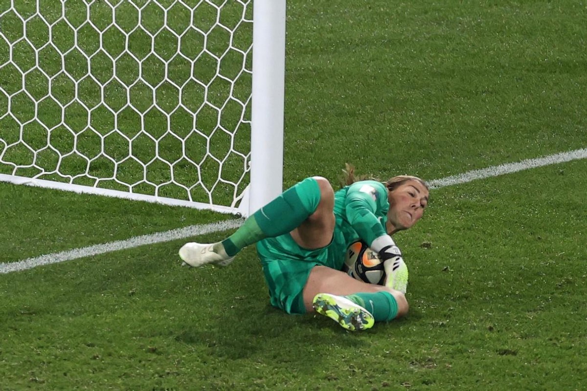 收起左翼卫蕾切尔·戴利(rachel daly)和前锋阿莱西亚·拉索,换入劳伦