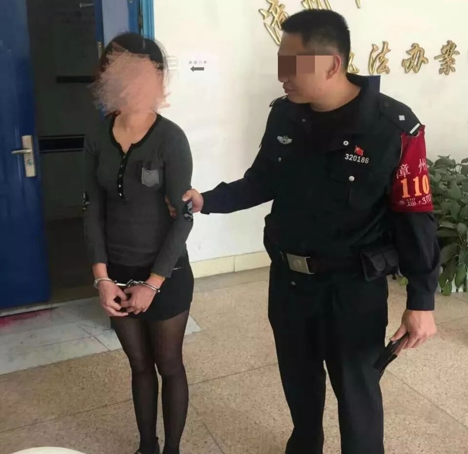 女警擒拿小偷图片