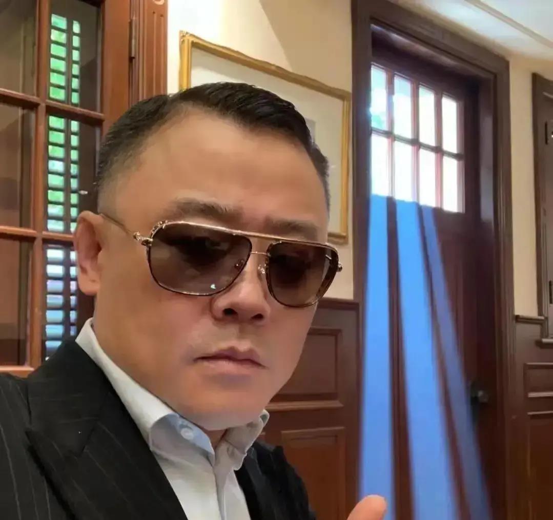 56岁周立波近况曝光,豪宅内吃大餐老态尽显,6年美国生活变化大_风格