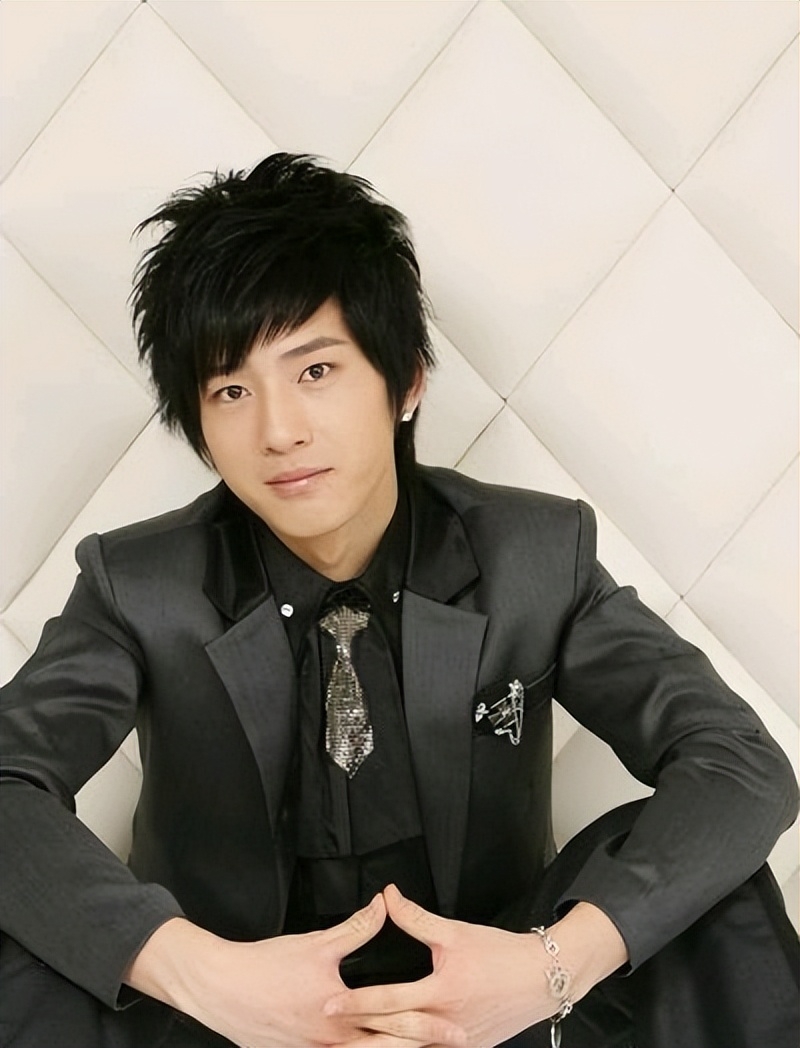 井柏然出生28天被弃,60岁奶奶捡废品将他养大,爆红后父母来认亲_时候