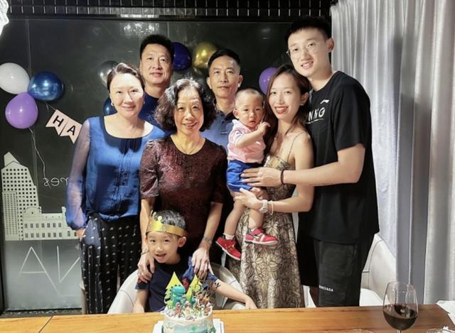 60岁李春江现身!