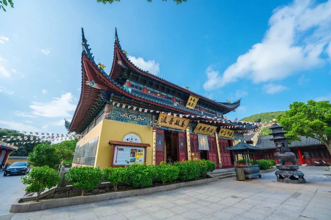 普陀【白雀寺】位于桃花岛仙人岭下,面朝塔湾金沙,相传为观世音菩萨