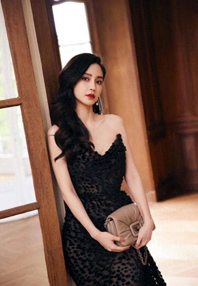 angelababy不愧是模特出身,深v抹胸裙大秀身材,肤白貌美大长腿