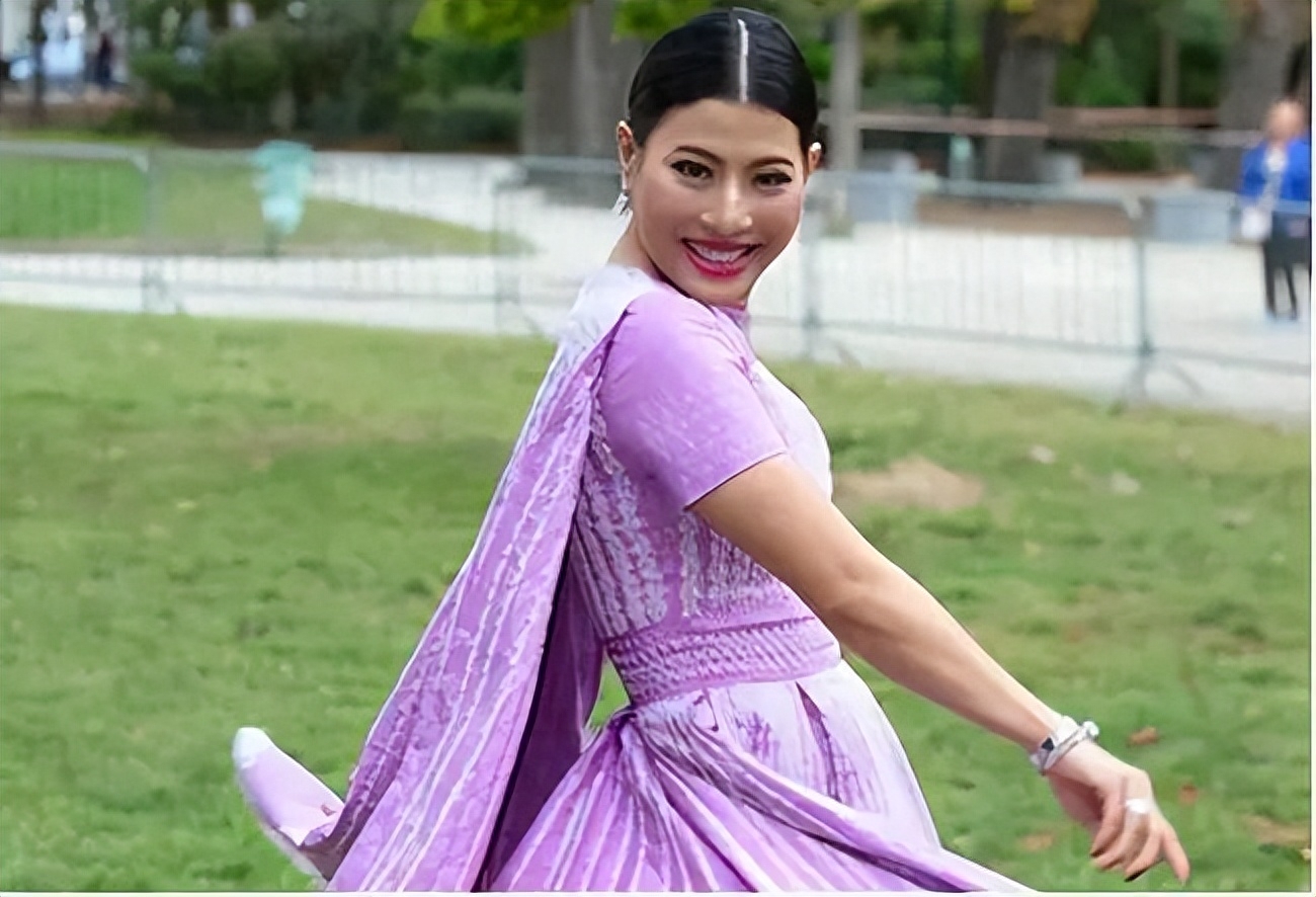 泰国公主思蕊梵的时尚风采,引爆巴黎时装秀!多年努力没白费!