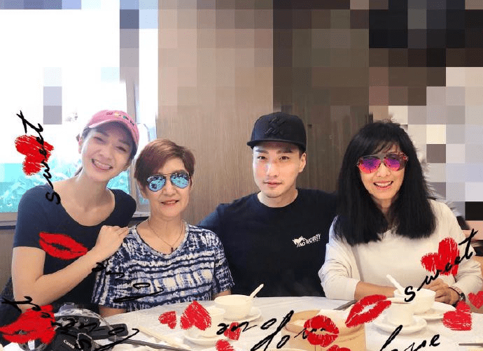 雪梨一家与姐姐米雪过节日,女儿太像徐少强,开心送花给俩长辈_徐颖堃