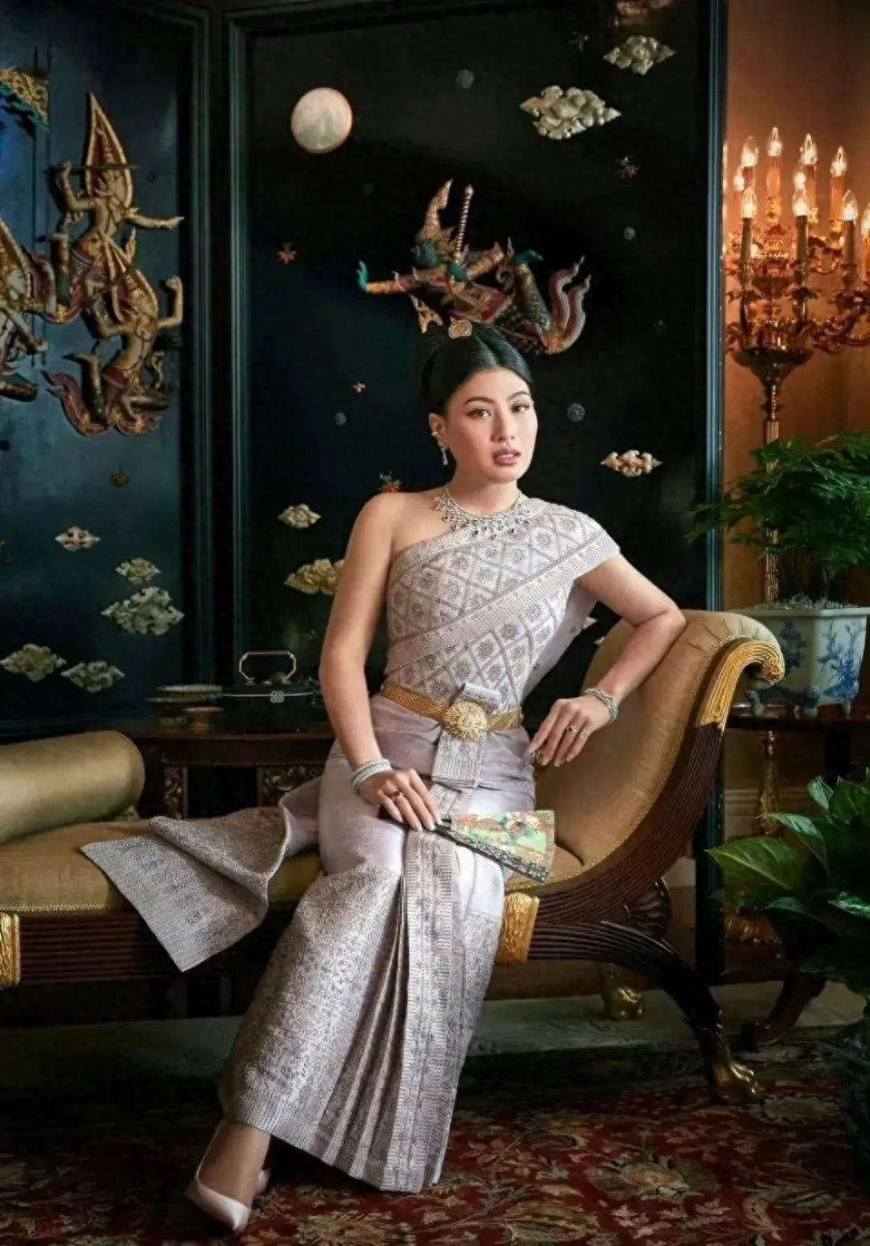 泰国公主思蕊梵的时尚风采,引爆巴黎时装秀!多年努力没白费!