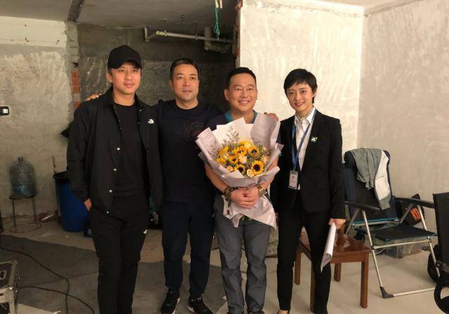 邓超甜蜜探班孙俪,夫妻俩默契全黑造型配一脸,孙俪站姿超霸气_梁超_剧