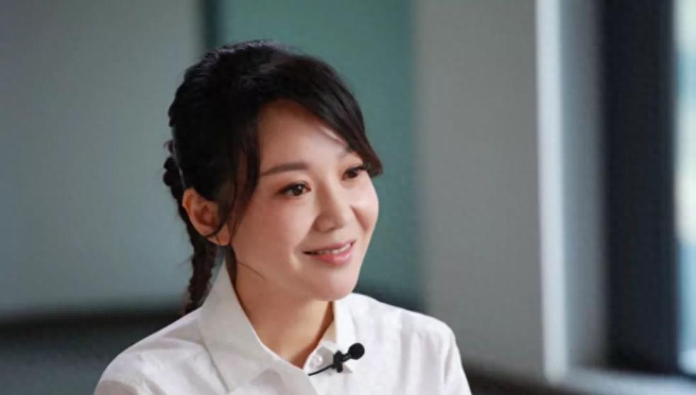 2019年,主演热播剧《少年派》,林妙妙妈妈王胜男,老搭档张嘉译饰演