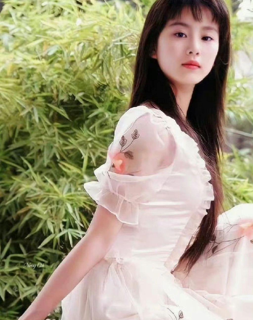 网友考古17岁的刘诗诗,少见的齐刘海造型,气质清冷,青涩又美丽_娱乐