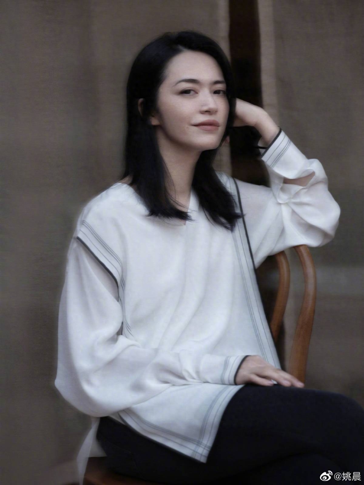 41岁姚晨晒素颜自拍角度怪异五官比例失调刘海减龄美成少女