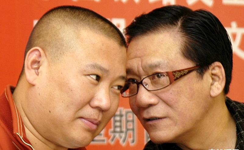 孟鹤堂五次下跪挽救职业,郭麒麟为岳云鹏当场下跪,老郭教子有方