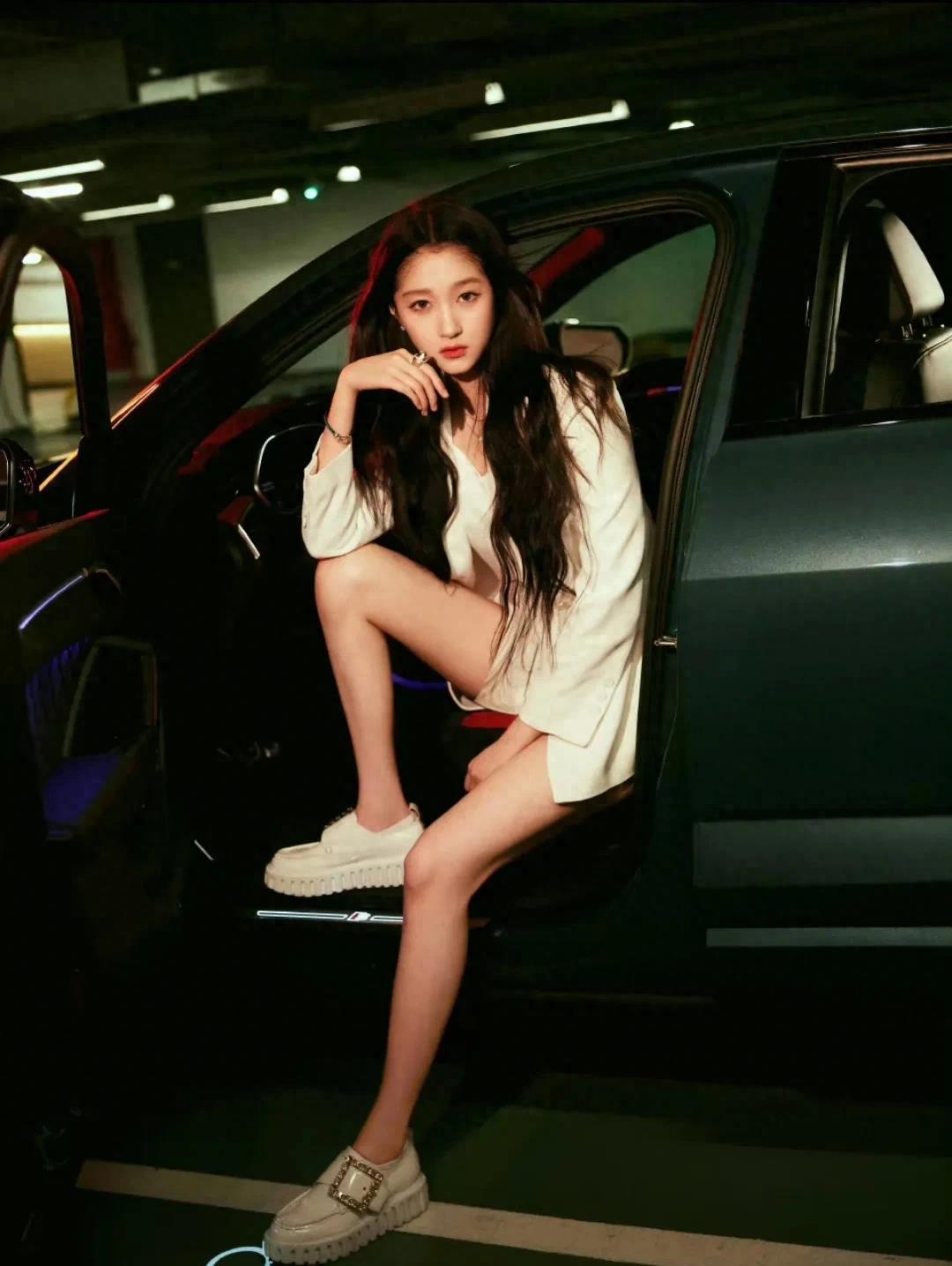 关晓彤惊艳演绎酷飒形象_时尚_照片_白色