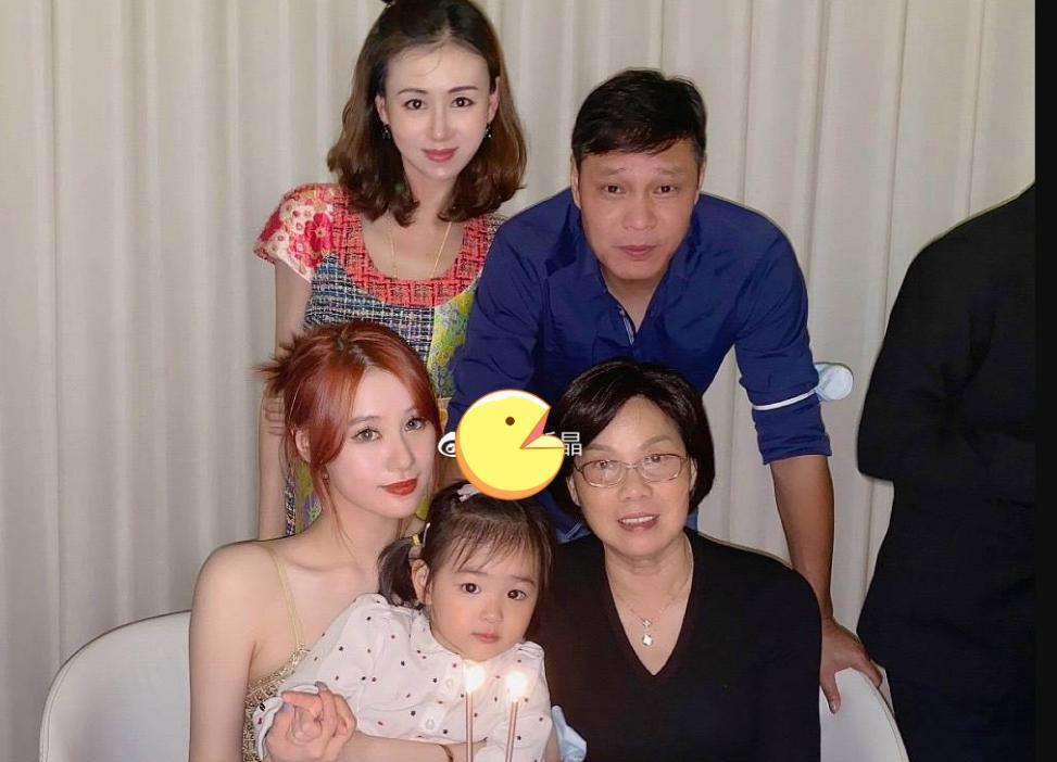 范志毅携小17岁娇妻出游,大将军略显老态,一家三口罕见露面_李倩_女儿