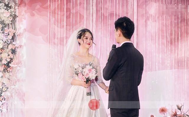 丁凯乐婚礼抓拍照,鼻头略大好有夫妻像,网友:没小时候精致了!