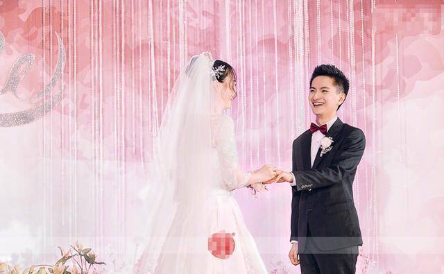 丁凯乐婚礼抓拍照,鼻头略大好有夫妻像,网友:没小时候精致了!