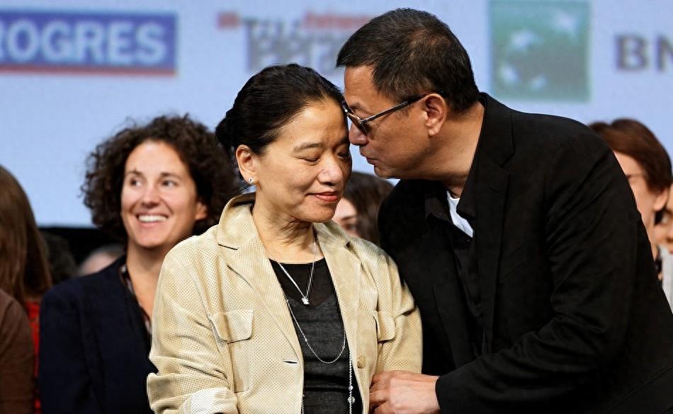 王家卫,他这个墨镜王,可是导演界的爱妻狂魔啊!