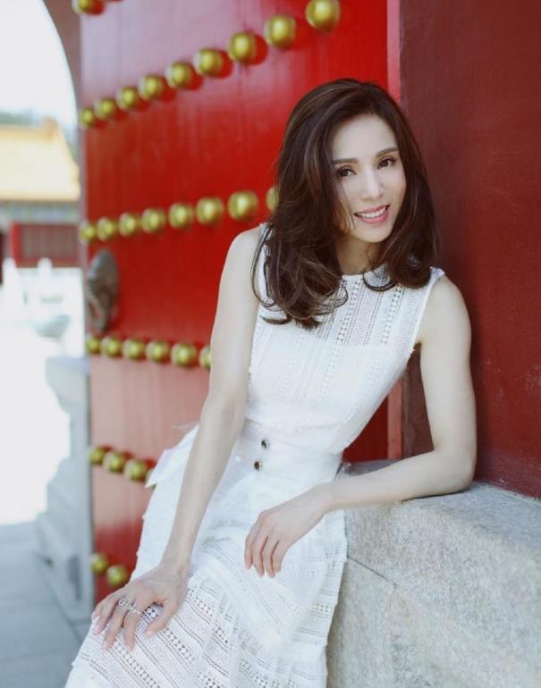 52岁李若彤高调现身,白色长裙宛如仙女下凡,"小龙女"又上线了_女神_的
