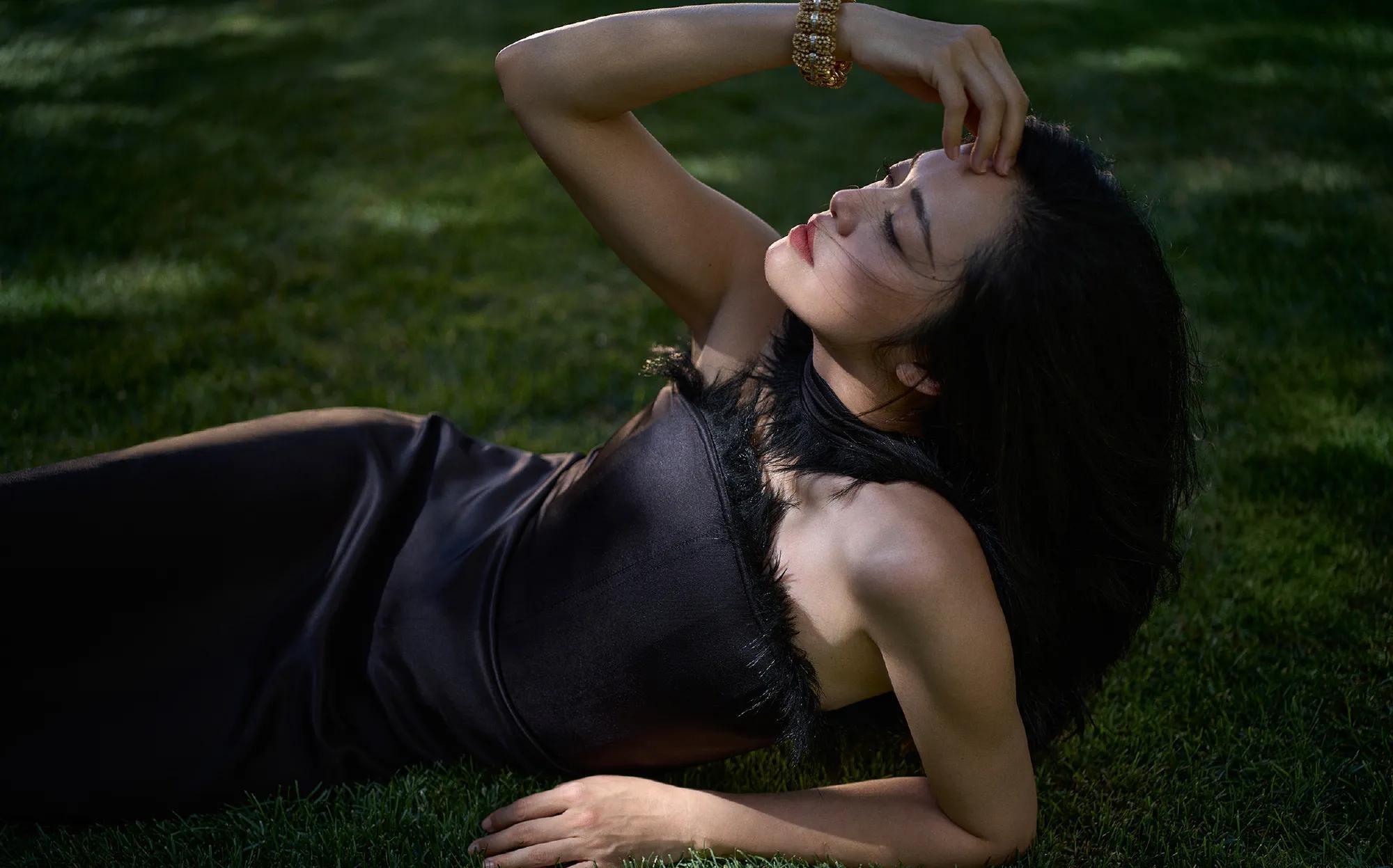 上《姚晨》封面《时装男士》,身穿凸点设计的抹胸,尽显时尚熟女