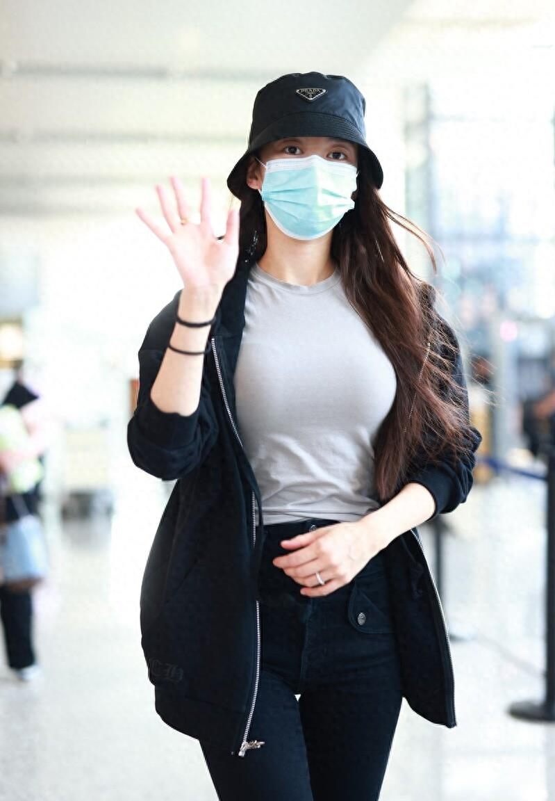 吉娜就是超模身材,穿无缝衬衫秀出"松弛腰",丰满胸围太庞大了!