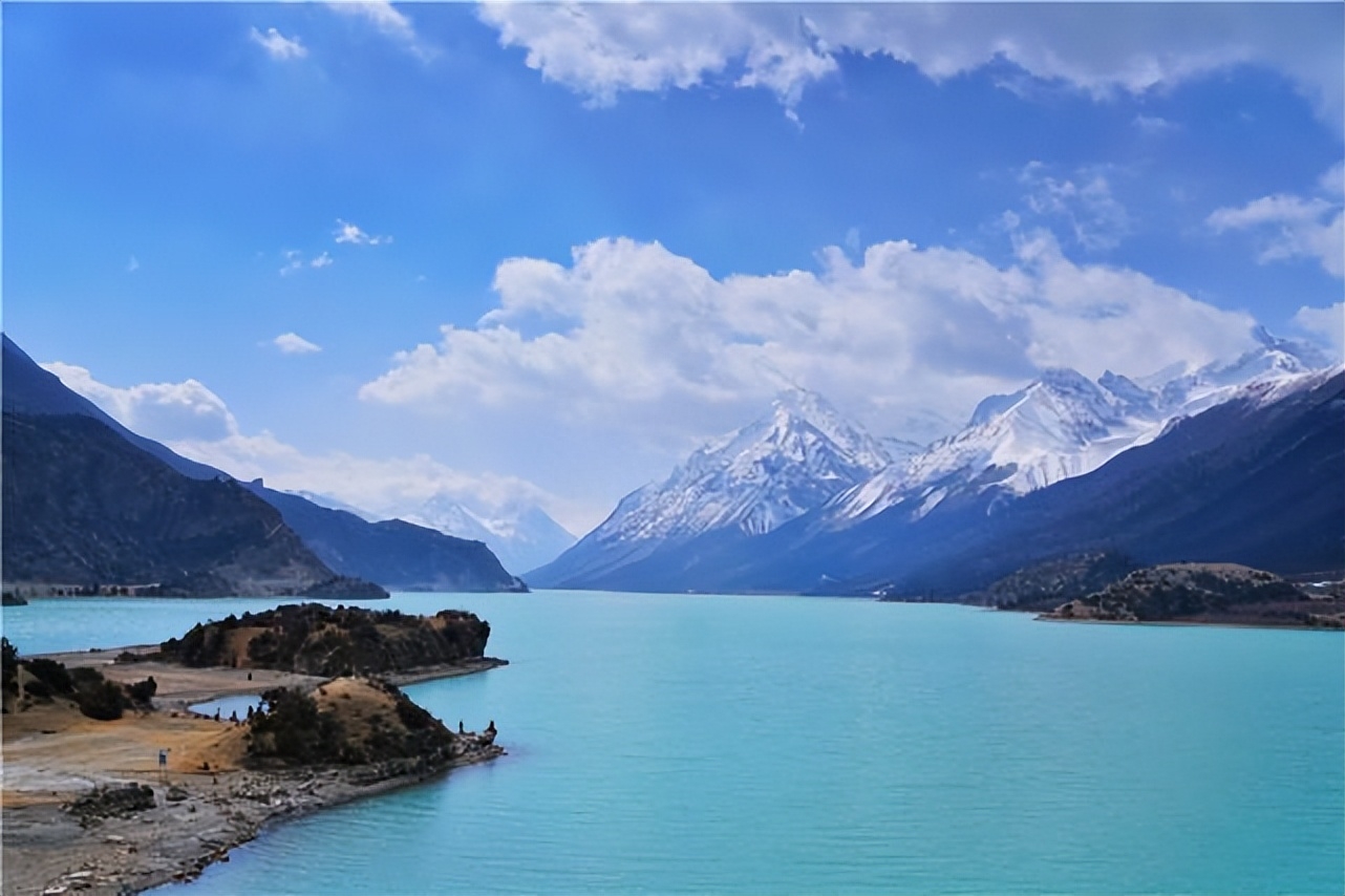 川藏线上的神奇堰塞湖,天气晴朗的时候美如画卷,秋天风景最好看_湖泊