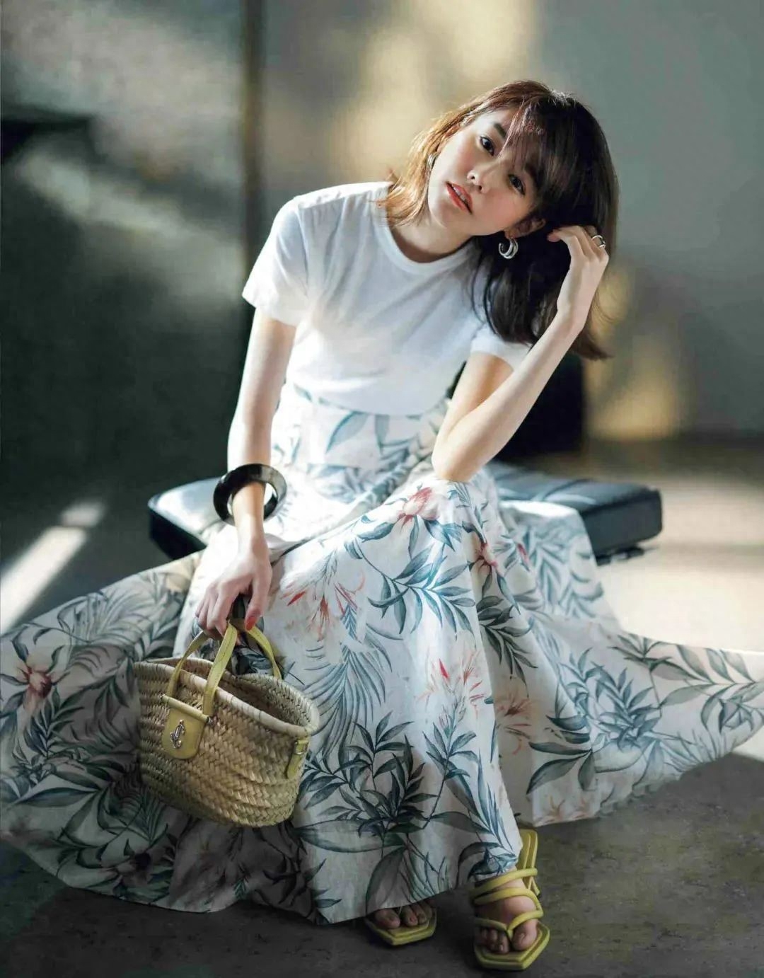 t恤 半身裙,夏季最有女人味的穿搭,谁穿谁美_白色_凉鞋_黑色