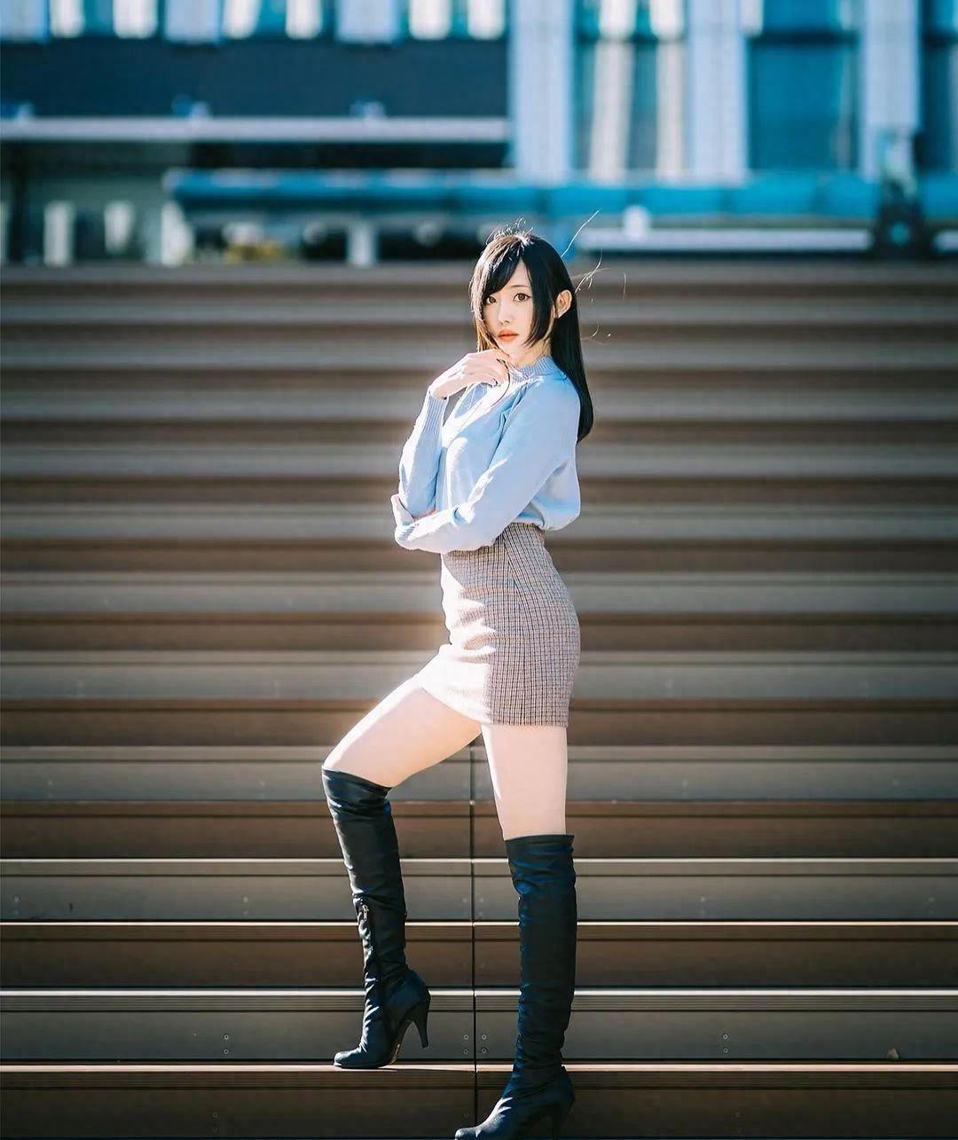 她已经积累了30万粉丝,推特上有近20万粉丝.她在圈子里很受欢迎.不错.