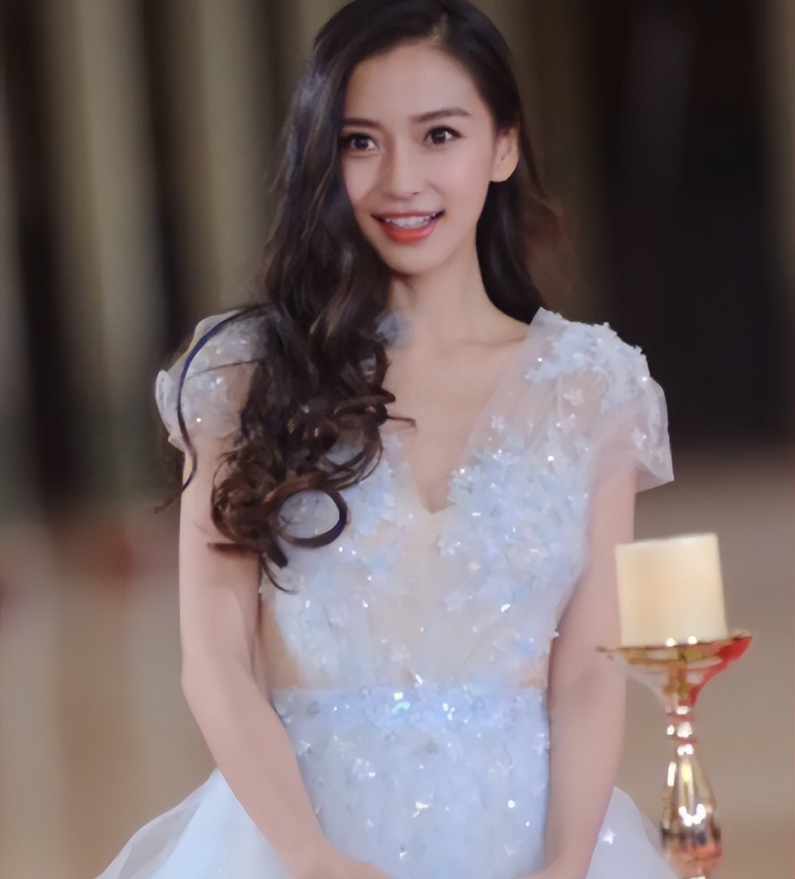 杨颖的身材恢复的也极为迅速,仅仅在生娃之后的数周,孕肚就全然不见了