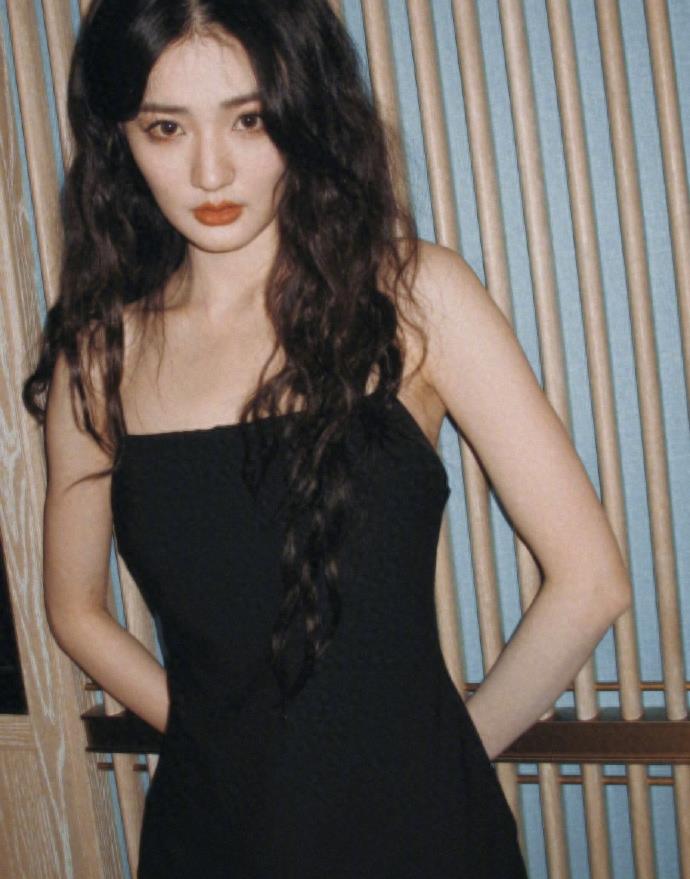 徐璐戴着黑色背带,穿着黑色衣服.