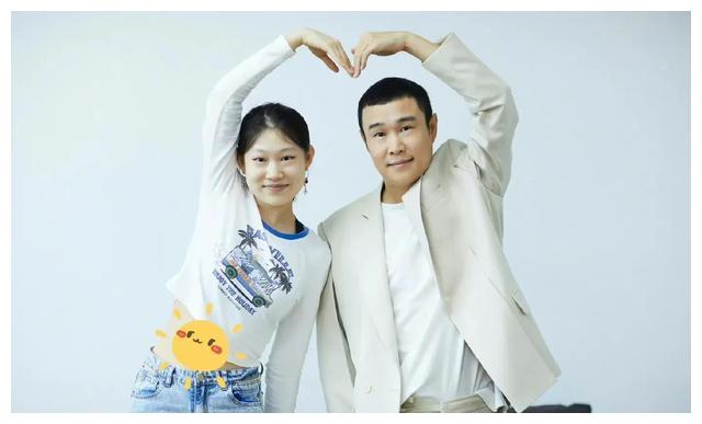 小沈阳庆祝与沈春阳结婚18周年,女儿沈佳润亲手写祝福送花好感动_夫妻