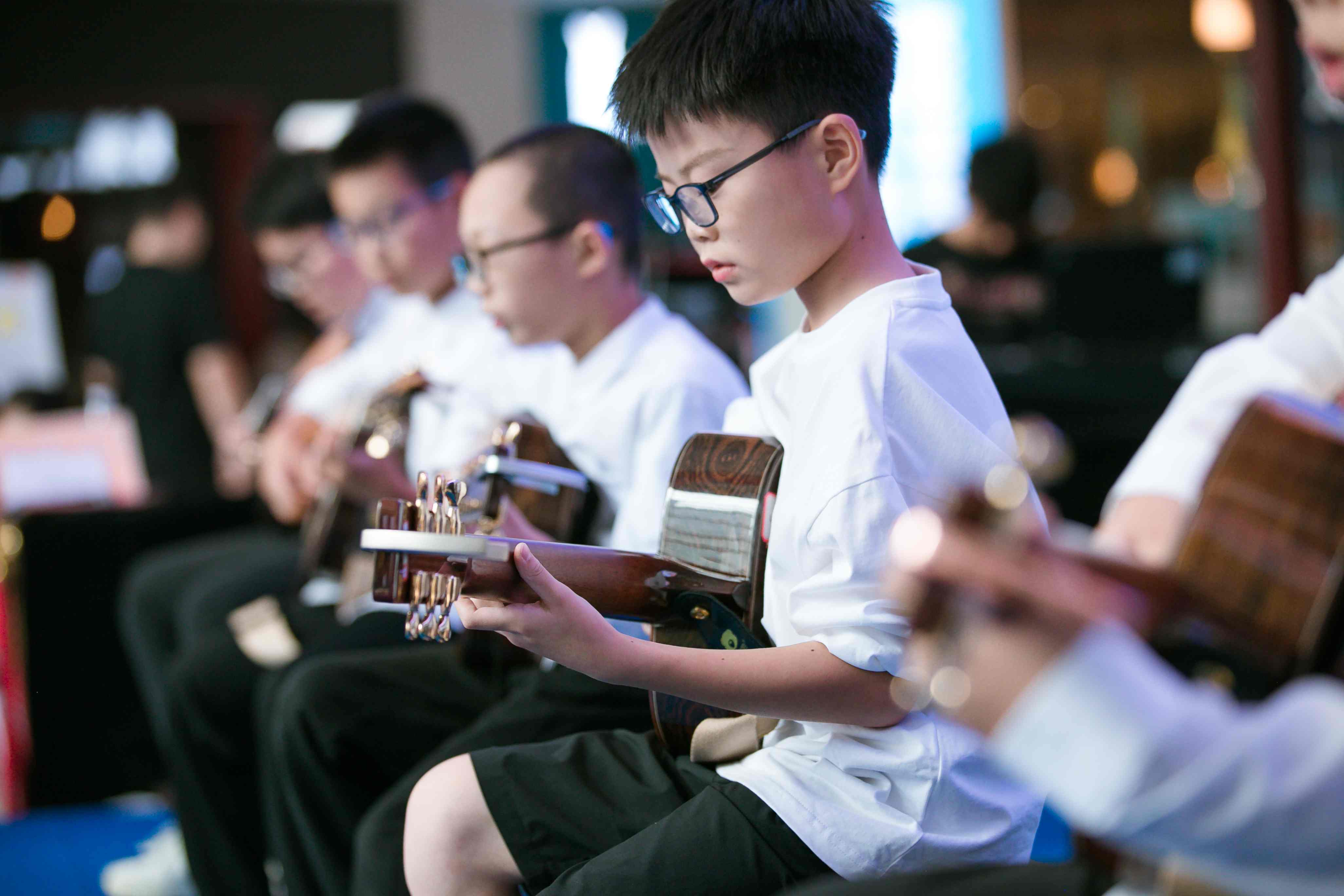 小熊吉他:坚持学习音乐对小孩成长的帮助_孩子_教育_在未来