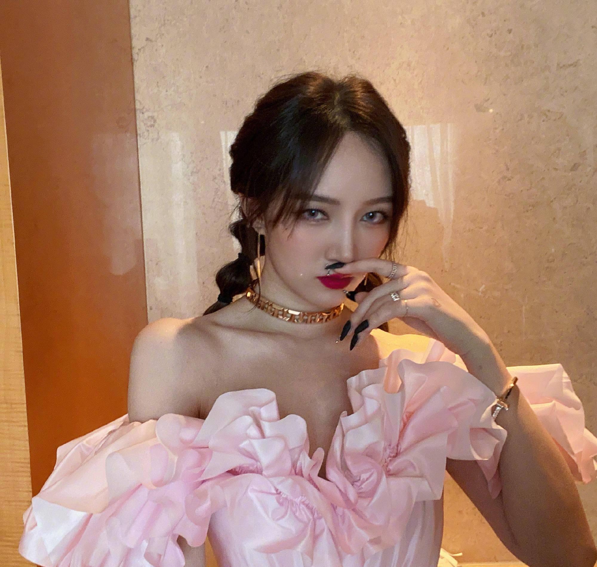 不仅模仿张含韵嗲音,还嘲笑其游戏水平菜_网友_开心_吐槽