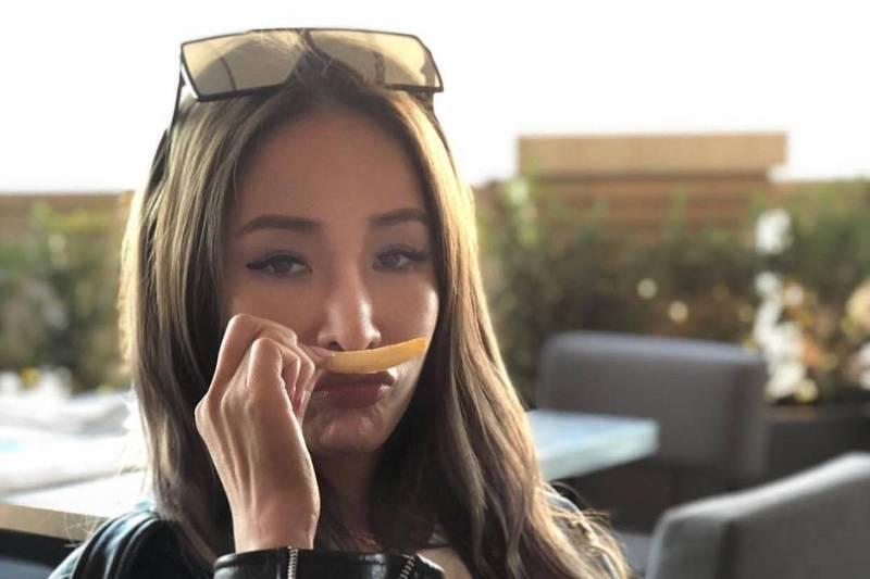 萧亚轩庆祝44岁生日,粉丝曝其近况,奋力复活加盟华纳音乐_经历_手术