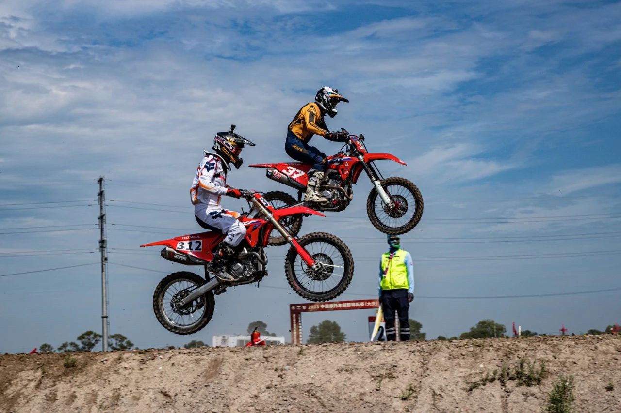 精彩飞驰 中国摩托车越野锦标赛大庆站首燃烽火_赛车_比赛_亚军