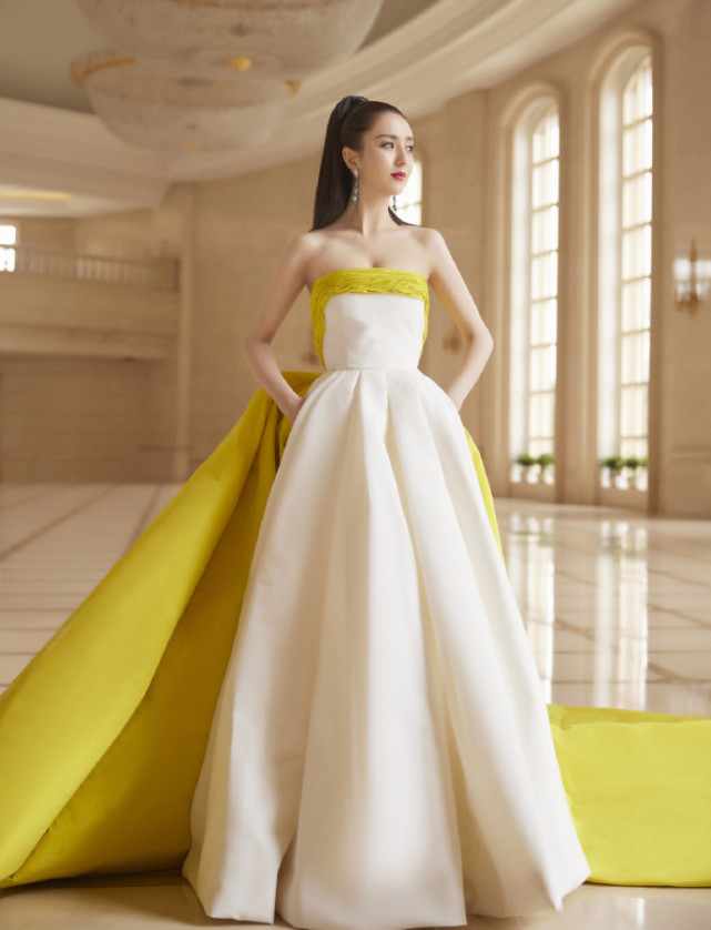 38岁佟丽娅一袭撞色抹胸礼服誓有一种"老娘"是天下最美的气势!