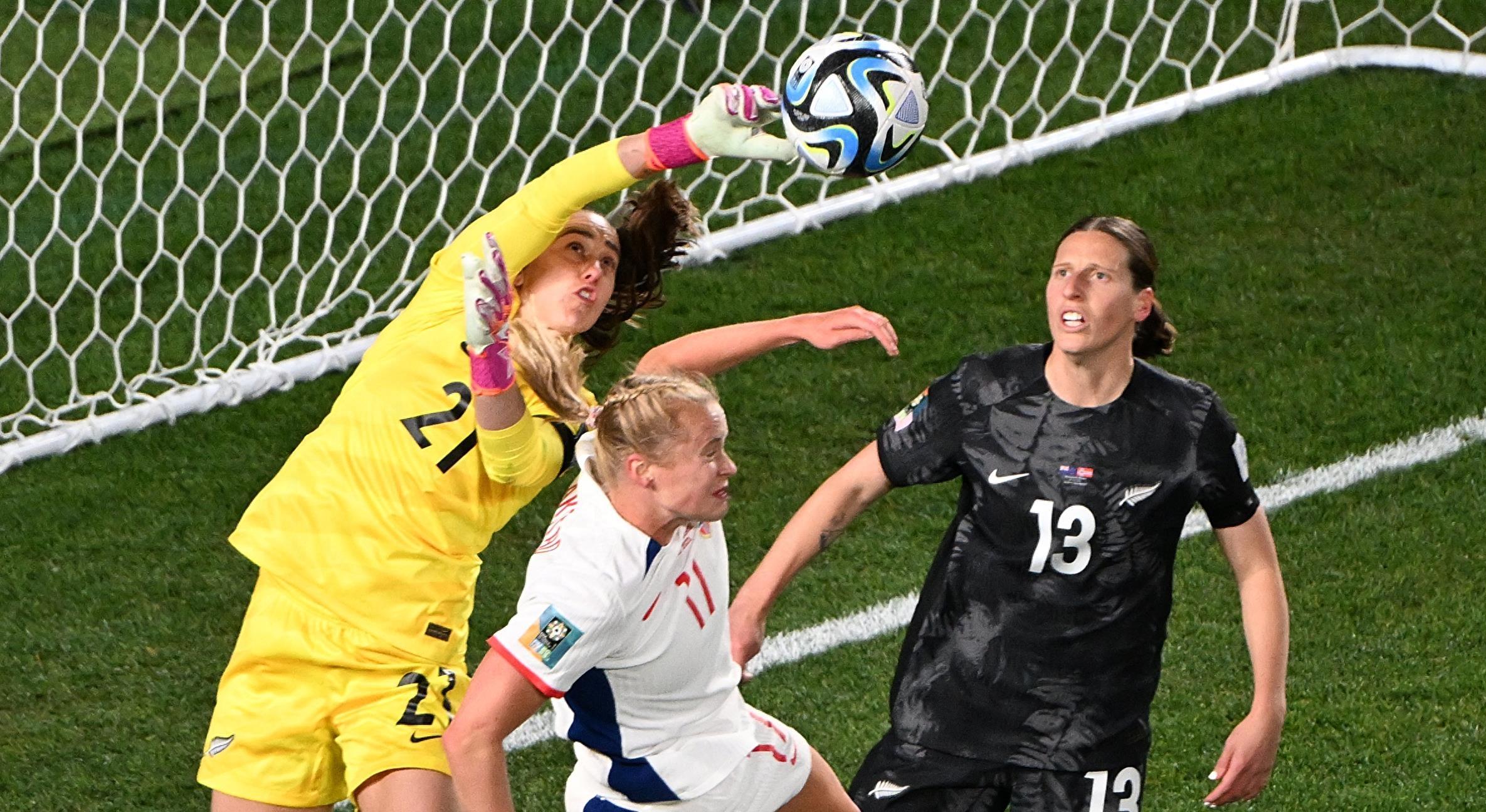 女足世界杯揭幕战:东道主爆大冷掀翻世界冠军 斩获历史首胜_新西兰队