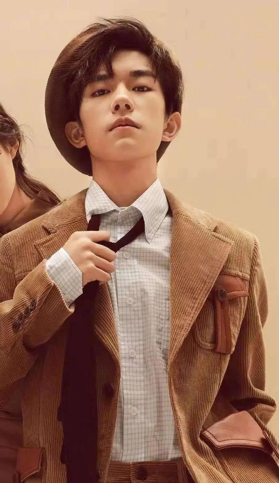 男流量们仰拍照:蔡徐坤和肖战硬伤太明显,杨洋不愧是颜霸_角度_脸型