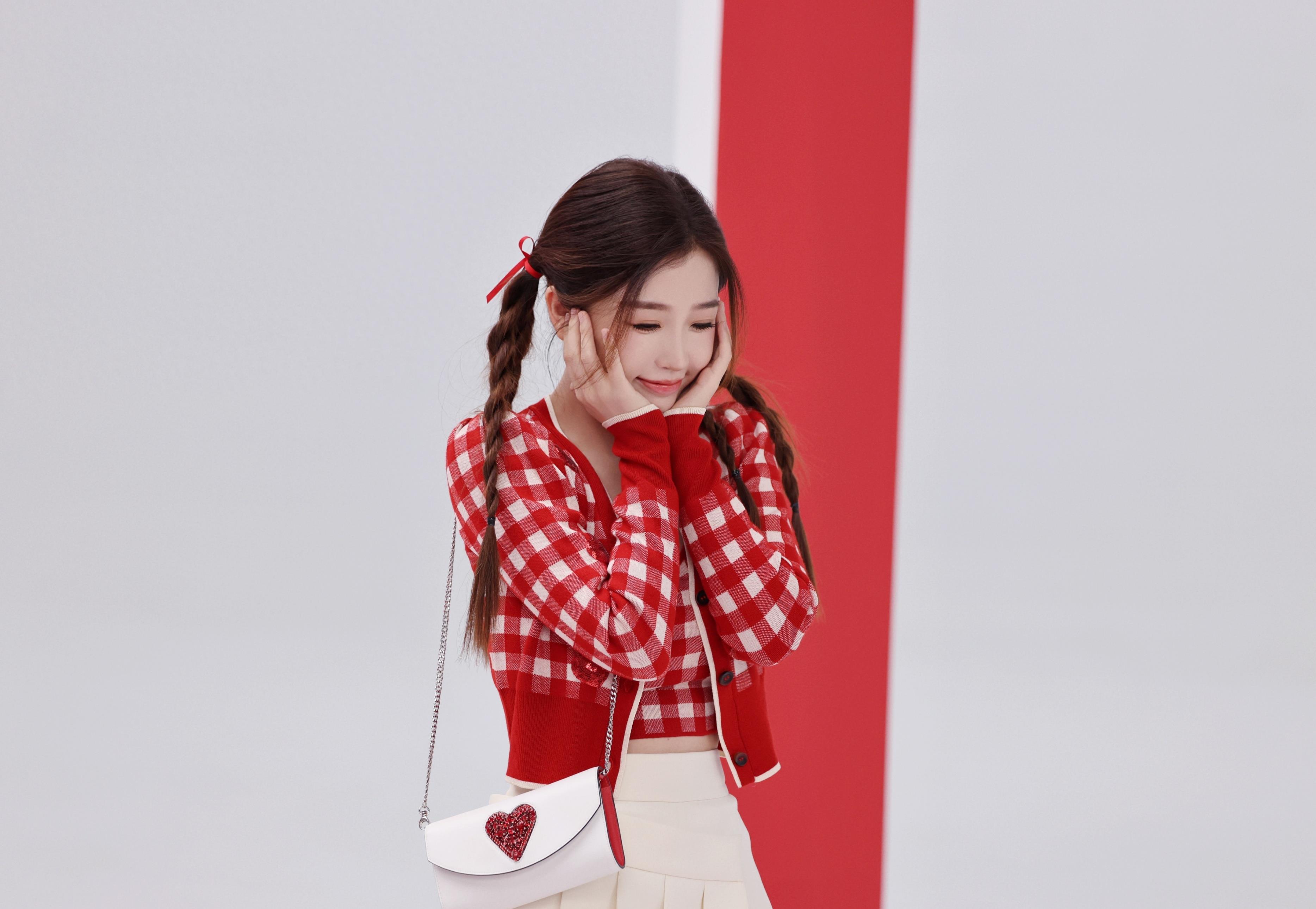 虞书欣一袭红色一字肩吊袜带连衣裙迷人_活力_卷发_小辫子