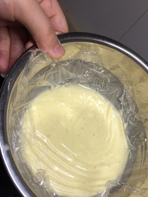 1,10颗大白兔奶糖剥开糖纸,直接和煮的50克淡奶油一起放入小奶锅,小火