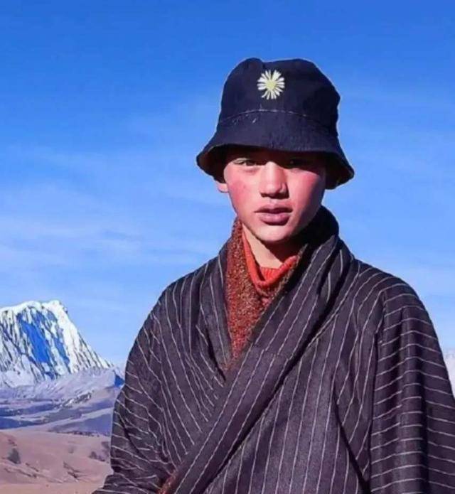 丁真走红全家脱贫致富,舅舅开民宿当老板,网友建议叫国舅大酒店_生活