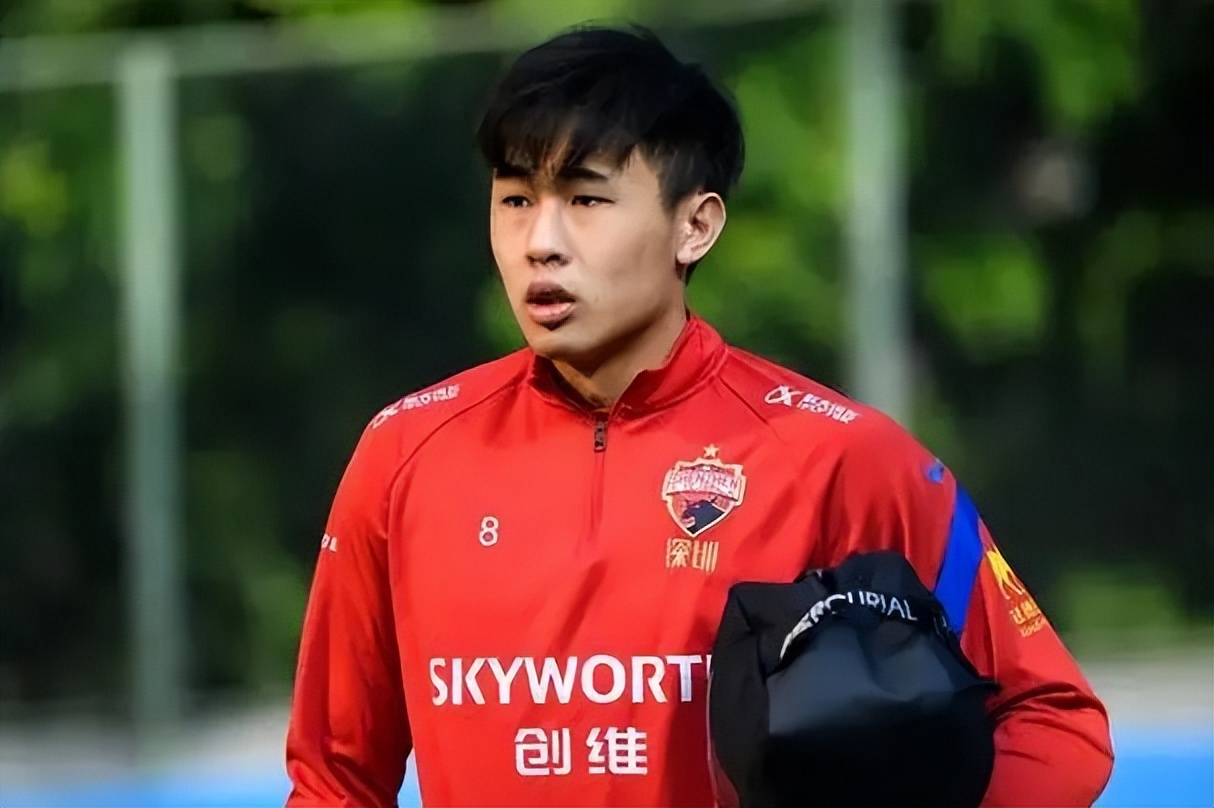 当年戴伟浚是在英国的青训体系下成长起来的,曾加盟英超的狼队,并在