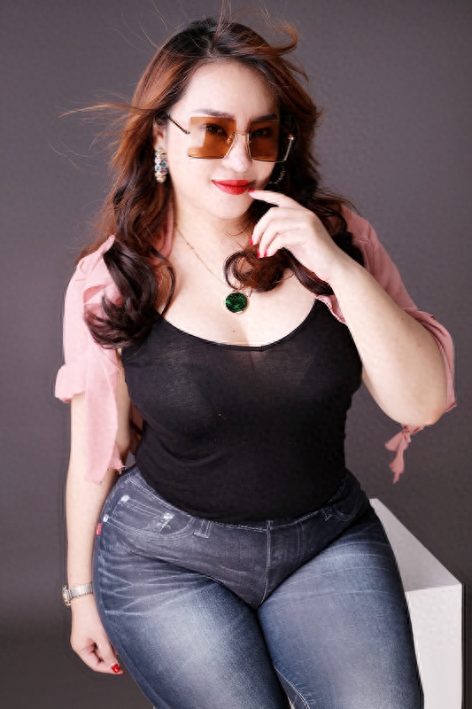 31岁梁丽莎俨然一副贵妇旺夫相,北京出席活动衣服难掩盖欧式身段_气质