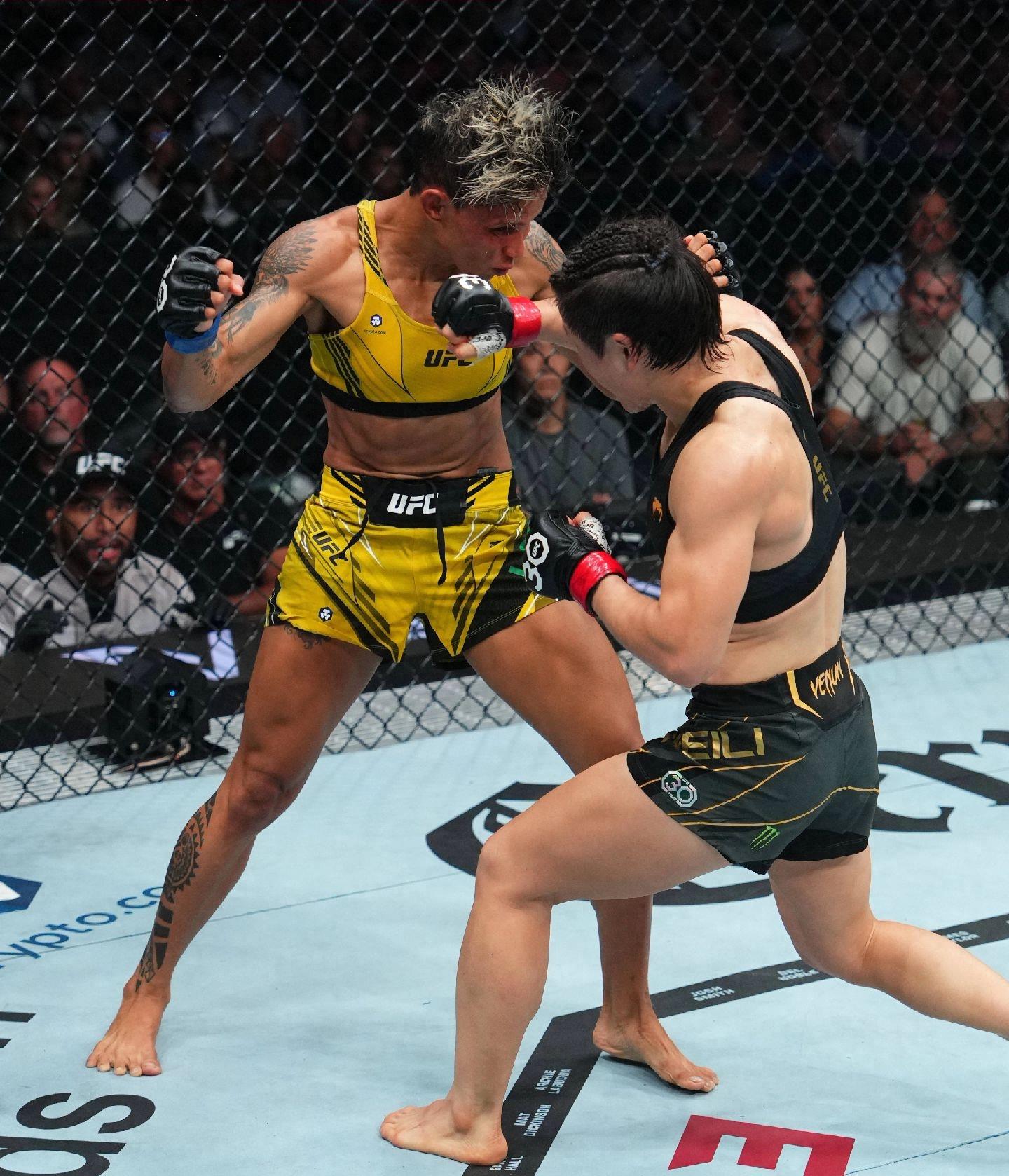 也是ufc女子比赛的最大分差值,实至名归的拿到了卫冕金腰带