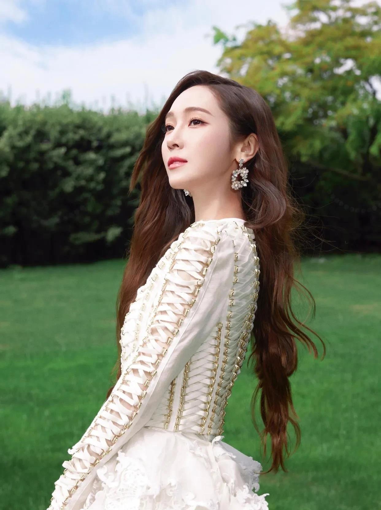 郑秀妍白色时尚连衣裙展现无尽魅力_元素_女性_感觉